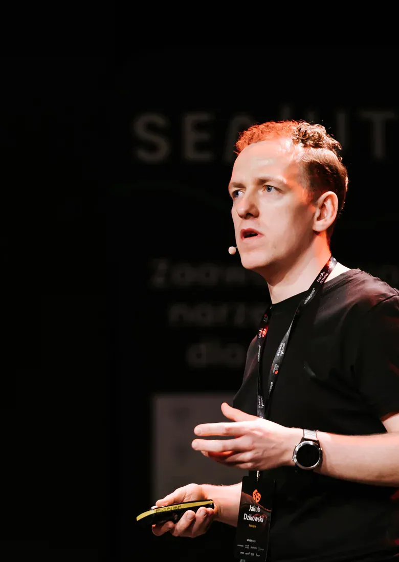 Kuba Dzikowski podczas wystąpienia na konferencji SEO