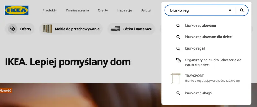 Rozwinięte podpowiedzi wyszukiwarki IKEA po wpisaniu „biurko reg”: dokończenia zapytań, kategoria akcesoriów i konkretny produkt ze zdjęciem